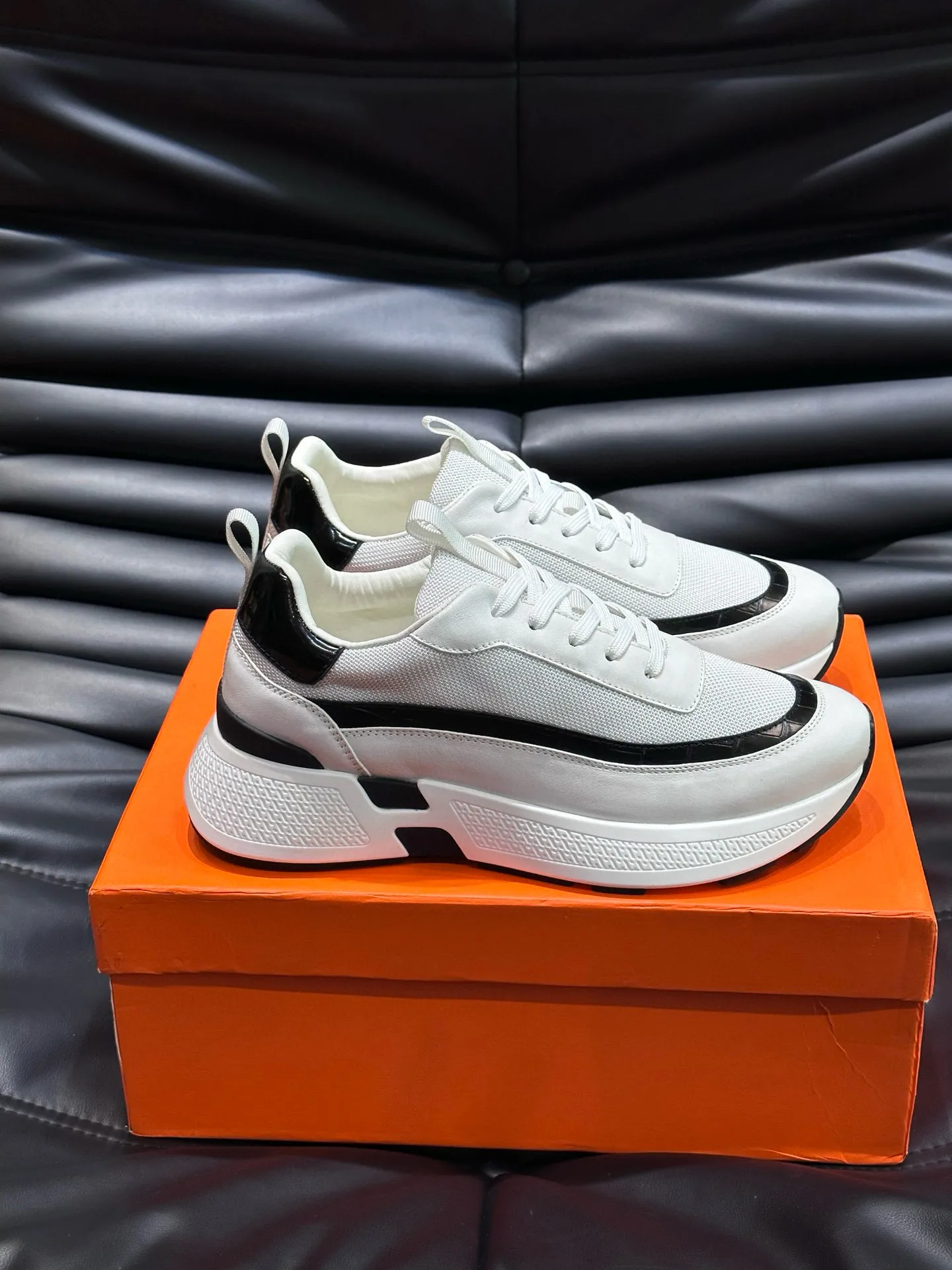Factory price: 540💰HERMES/Hermes Hugo thick-soled sneakers are casual men's shoes. These sneakers are made of imported first-layer cowhide leather and breathable mesh design. The contrasting color design creates a dynamic and modern shape. The front end of the toe is decorated with natural-color rubber inlays. The style is novel and fashionable. The texture is incomparable, with cowhide lining and cowhide foot pads, the upper foot is comfortable and breathable, and the rubber sole is decorated with geometric patterns and iconic "H" details. A very personal one! Size: 39-44 (customized at 38.45)
